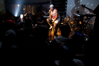 Illustration for article titled How to Use Your Smartphone at a Concert Without Being A Jerk